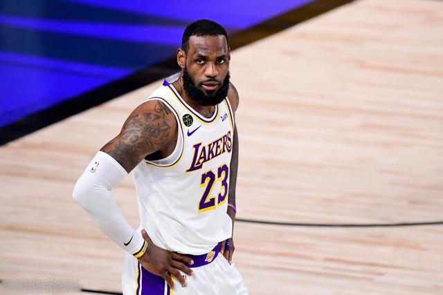 叔叔辈队友！詹姆斯NBA生涯首秀时 76人阵容中四名球员还未出生