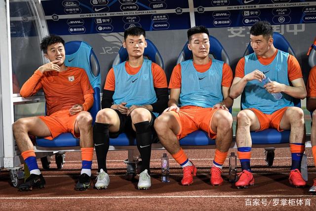 这么巧！图片报：诺伊尔32岁前妻怀孕，25岁的现任妻子也在怀二胎